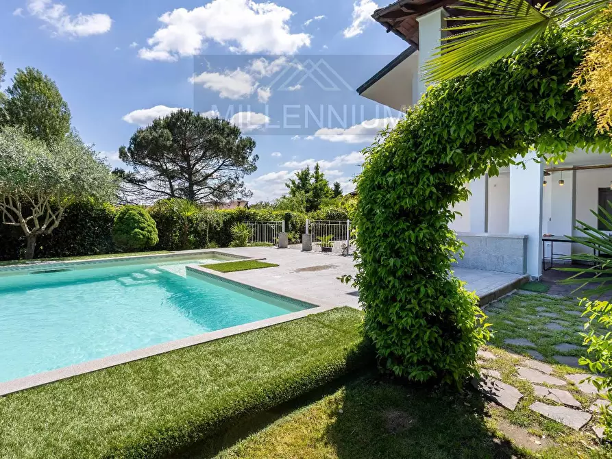 Immagine 2 di Villa in vendita  in VIA dante alghieri a Dormelletto