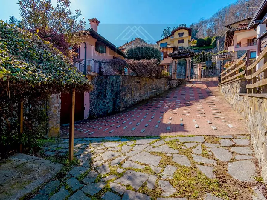 Immagine 27 di Villa in vendita  in VIA PER ghevio a Meina