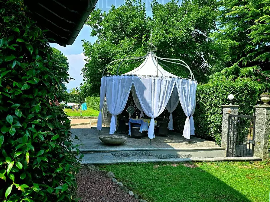 Immagine 1 di Villa in vendita  in via dormelletto a Arona