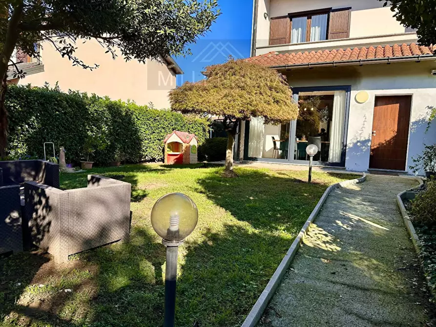 Immagine 5 di Casa bifamiliare in vendita  in VIA Beati a Castelletto Sopra Ticino