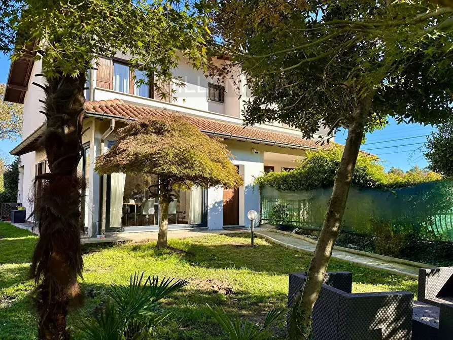 Immagine 2 di Casa bifamiliare in vendita  in VIA Beati a Castelletto Sopra Ticino