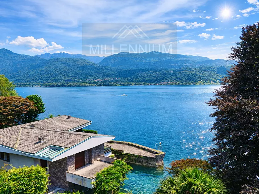 Immagine 2 di Villa in vendita  in STRADA NAZIONALE SEMPIONE a Stresa