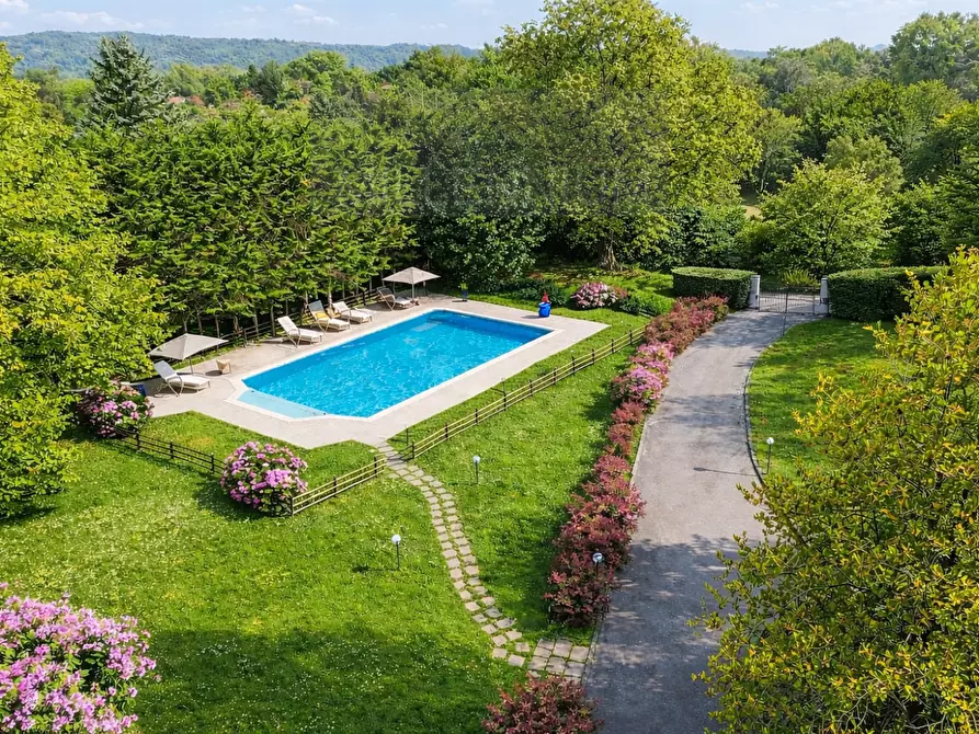 Immagine 2 di Villa in vendita  in VIA dormelletto a Arona