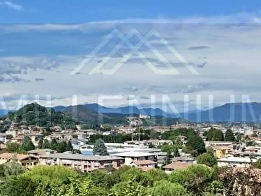 Immagine 1 di Villa in vendita  in VIA grigioni a Arona