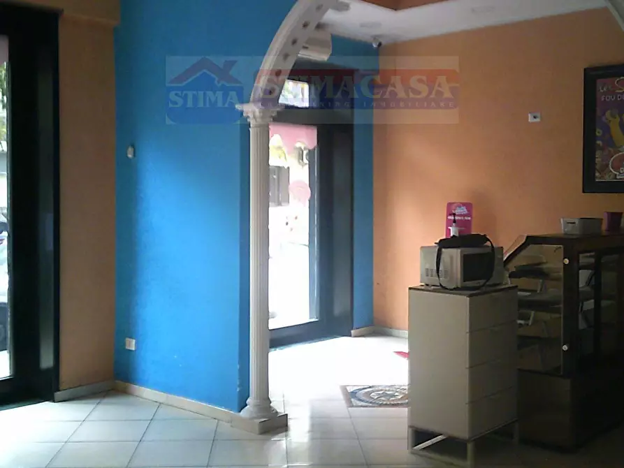 Immagine 4 di Locale commerciale in affitto  in CORSO Alcide de Gasperi a Afragola