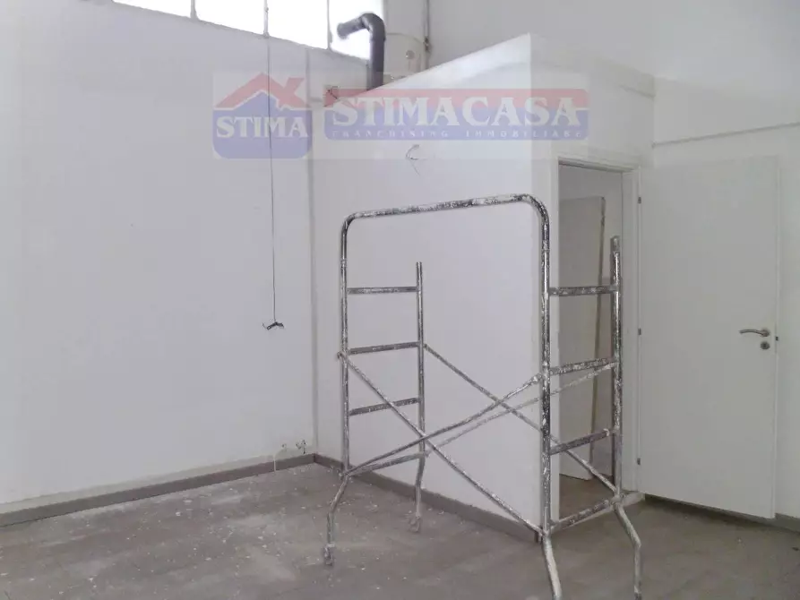 Immagine 7 di Locale commerciale in affitto  in VIA Padula a Casoria