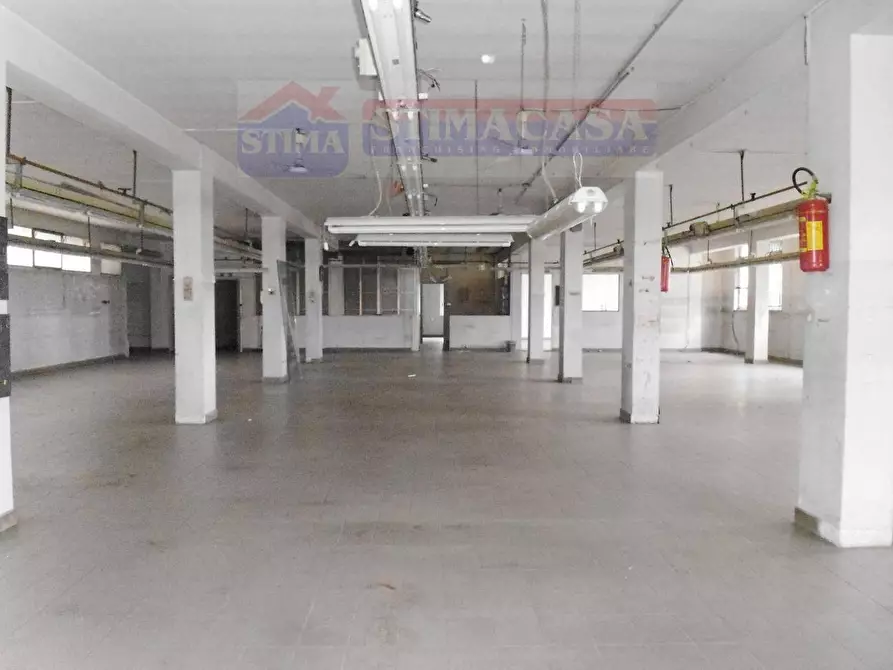 Immagine 2 di Capannone industriale in affitto  in VIA Tavernola a Casandrino