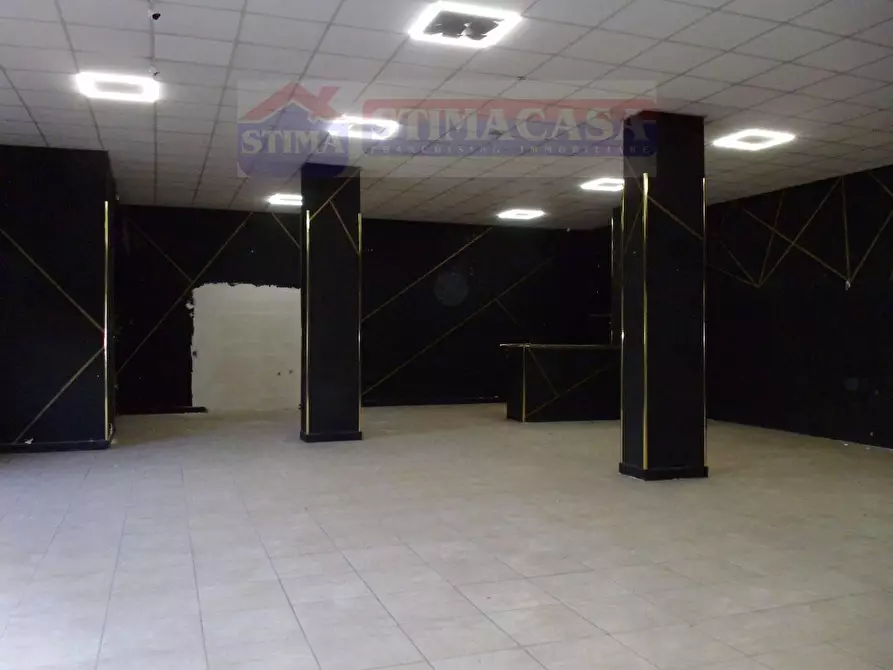Immagine 10 di Locale commerciale in affitto  in VIA Principe di Piemonte a Casoria