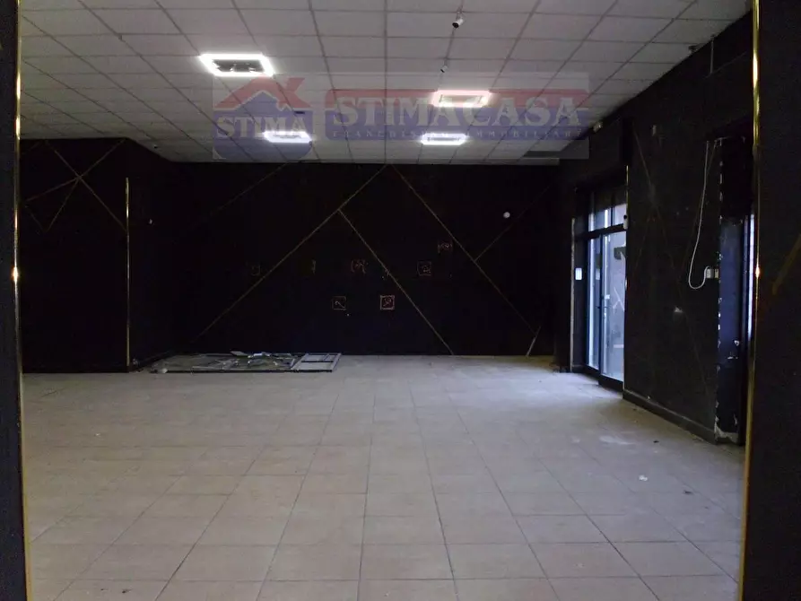 Immagine 6 di Locale commerciale in affitto  in VIA Principe di Piemonte a Casoria