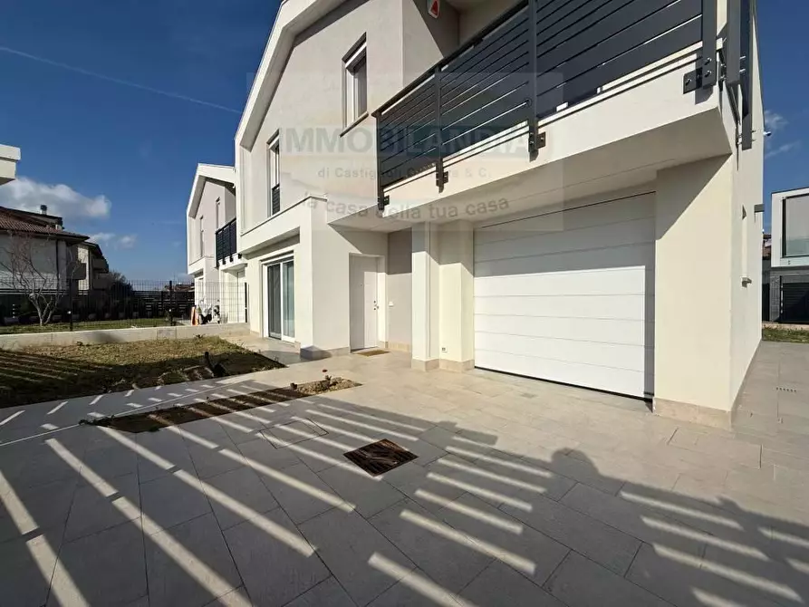 Immagine 4 di Casa bifamiliare in vendita  in VIALE europa 2 a Montanaso Lombardo