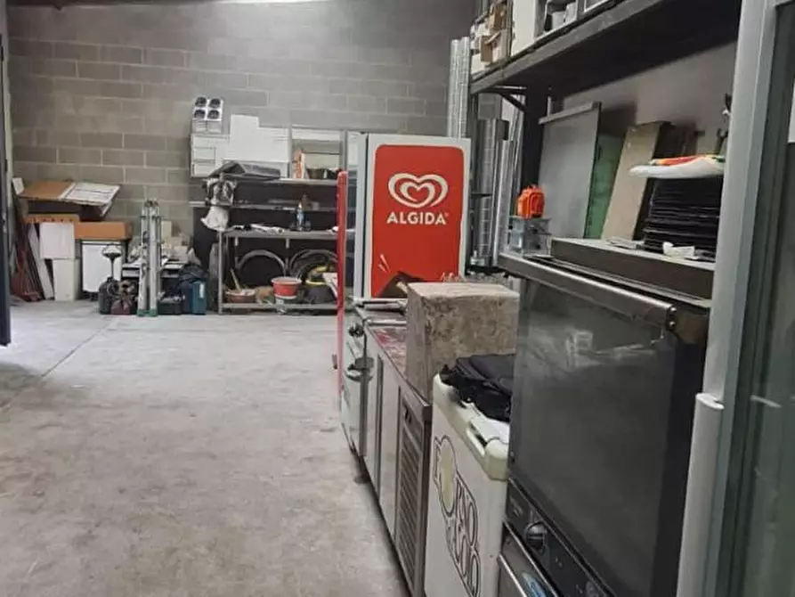 Immagine 2 di Magazzino in vendita  in monte grappa 12 a Como