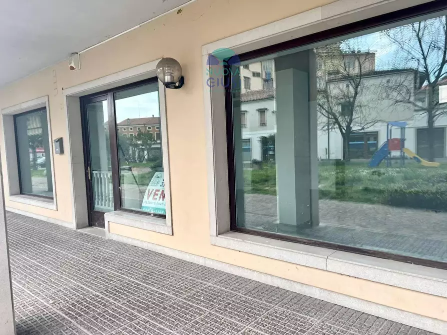 Immagine 1 di Negozio in vendita  in PIAZZA G. Oberdan a Ronchi Dei Legionari