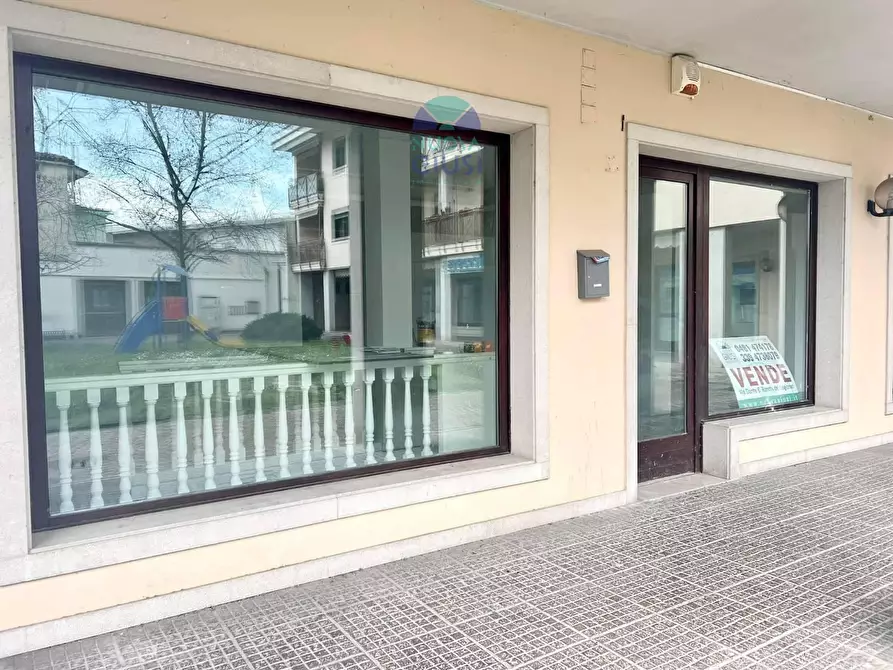 Immagine 2 di Negozio in vendita  in PIAZZA G. Oberdan a Ronchi Dei Legionari