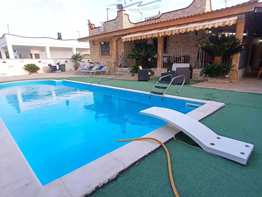 Immagine 1 di Villa in vendita  in VIA Ponente a Maruggio