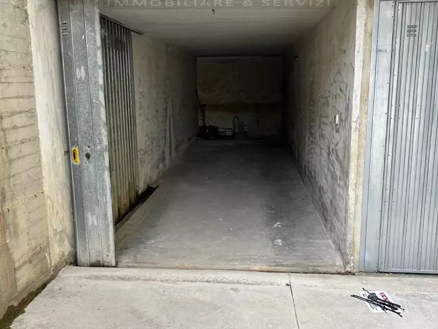 Immagine 3 di Box auto in vendita  in VIA A. De Gasperi 102 a Tortoreto