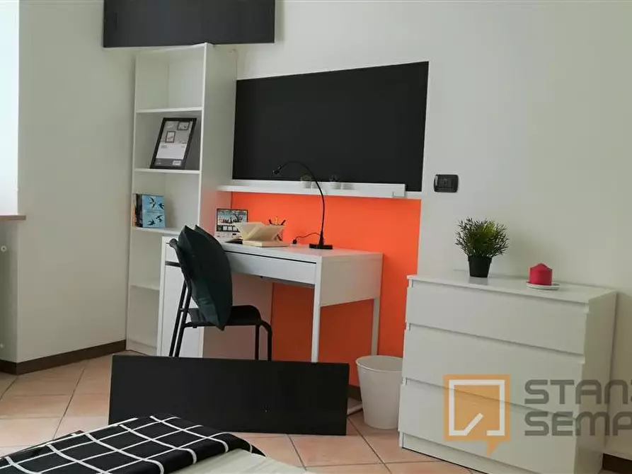 Immagine 2 di Stanza singola in affitto  in VIA CAVOUR-BG RONCHINI a Parma