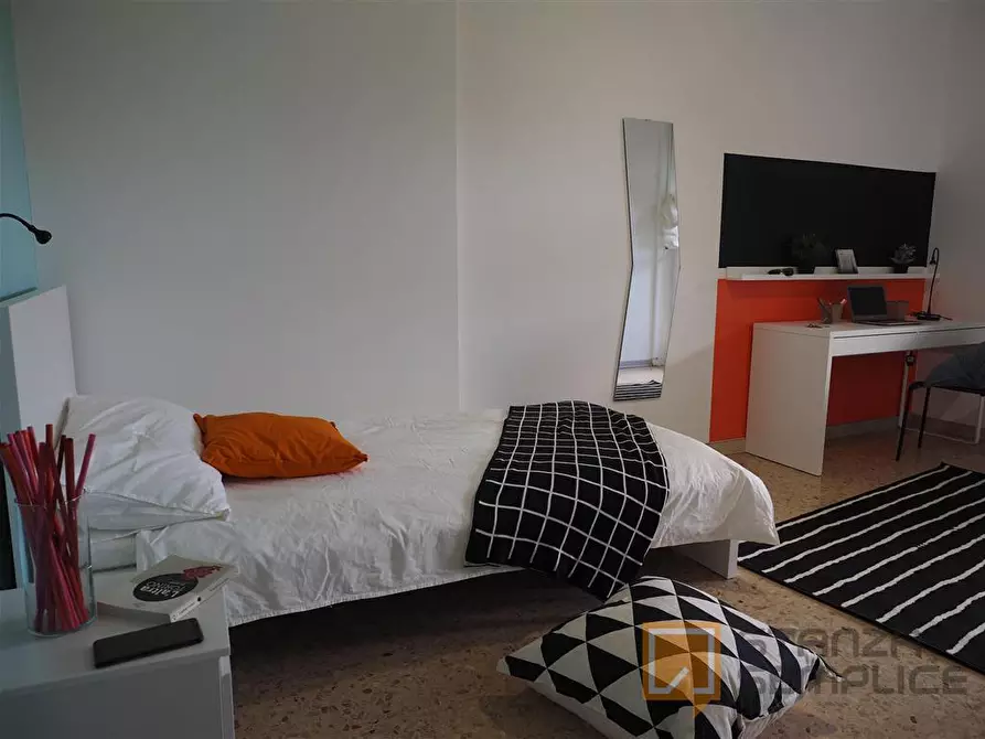 Immagine 1 di Stanza singola in affitto  in Via Amedeo Ugolini 9/a a Torino