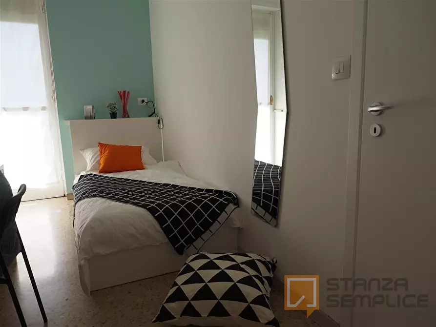 Immagine 1 di Stanza singola in affitto  in Via Amedeo Ugolini 9/a a Torino