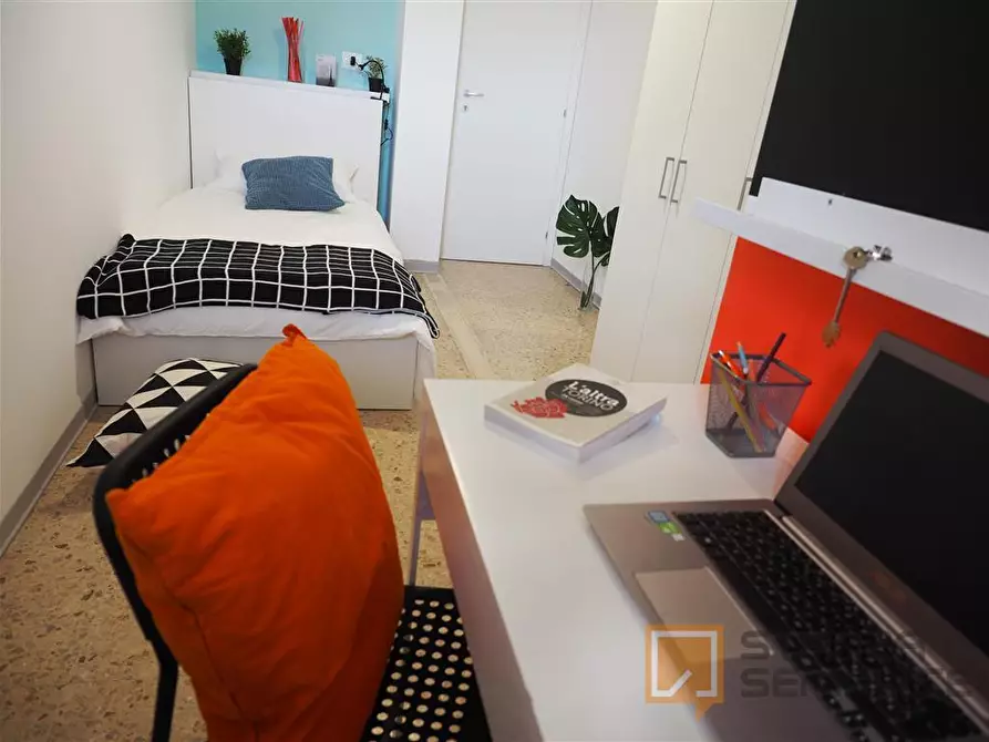 Immagine 1 di Stanza singola in affitto  in Via Amedeo Ugolini 9/a a Torino