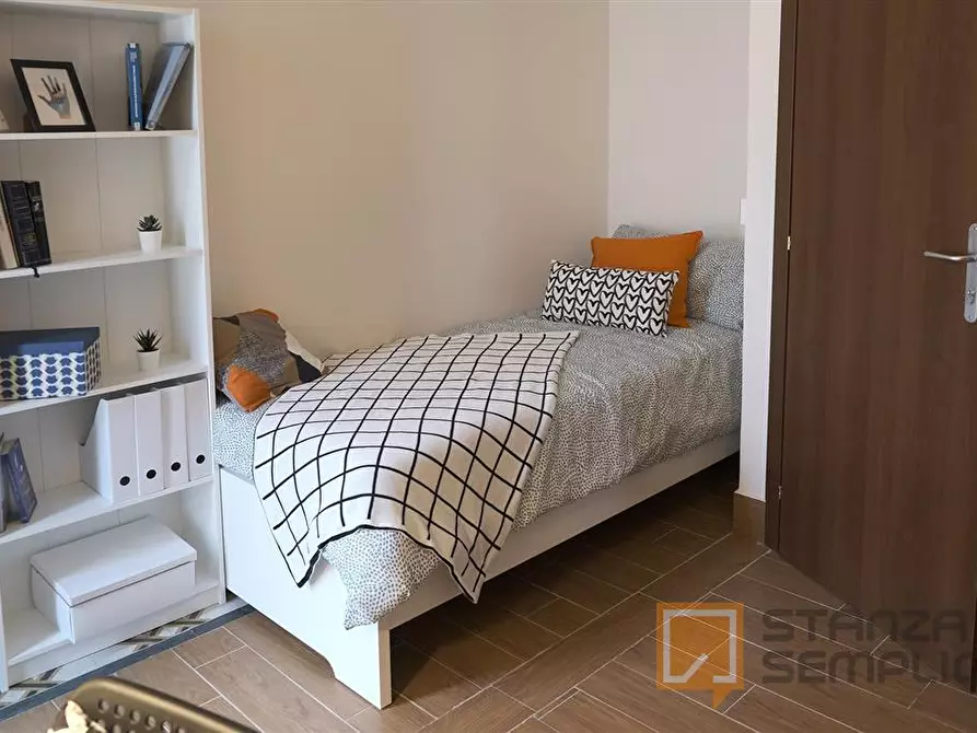 Immagine 1 di Stanza singola in affitto  in Via Enrico Pessina n. 15 a Napoli