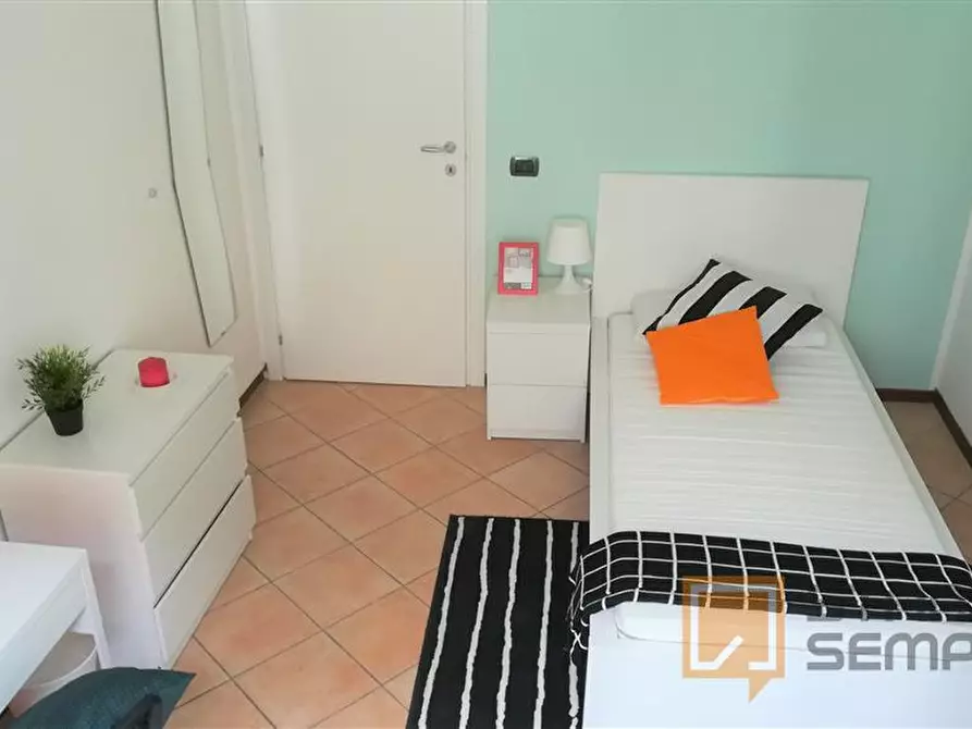 Immagine 1 di Stanza singola in affitto  in VIA CAVOUR-BG RONCHINI a Parma