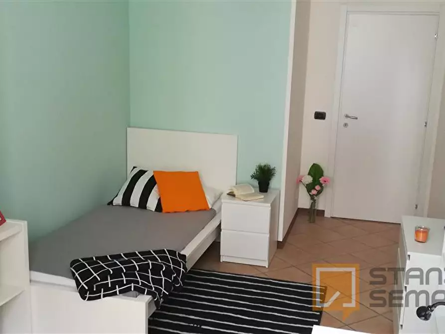 Immagine 2 di Stanza singola in affitto  in VIA CAVOUR-BG RONCHINI a Parma