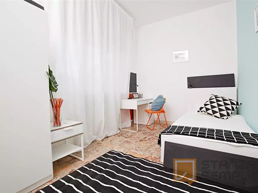 Immagine 1 di Stanza singola in affitto  in VIA CARLO CATTANEO, 20 a Rimini