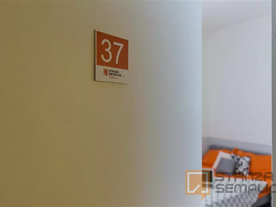 Immagine 1 di Stanza singola in affitto  in Via Pignasecca n. 15  a Napoli