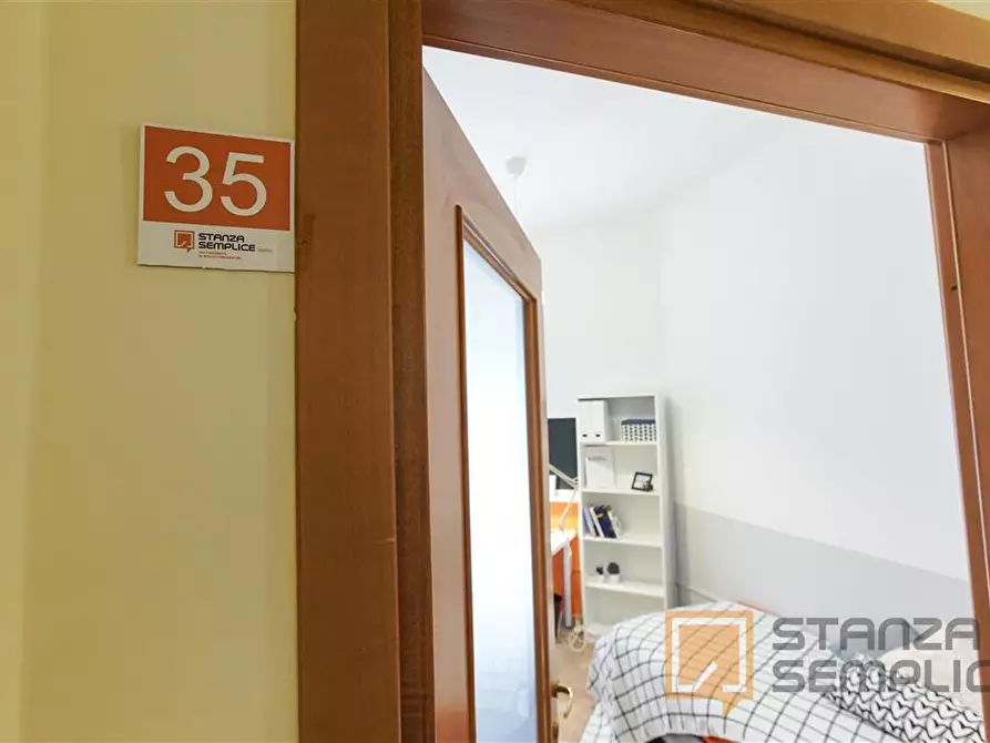 Immagine 1 di Stanza singola in affitto  in Via Pignasecca n. 15  a Napoli