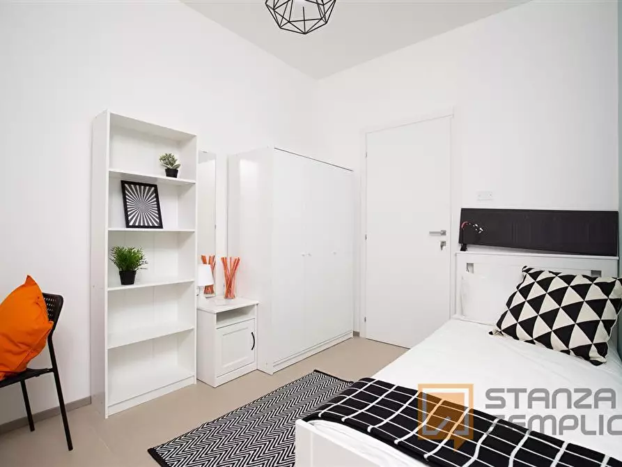 Immagine 1 di Stanza singola in affitto  in Via VICOLO GIOIA,1 a Rimini