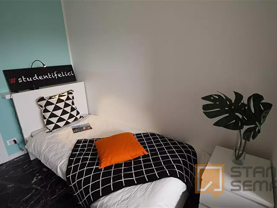 Immagine 1 di Stanza singola in affitto  in Piazza Statuto 24 a Torino