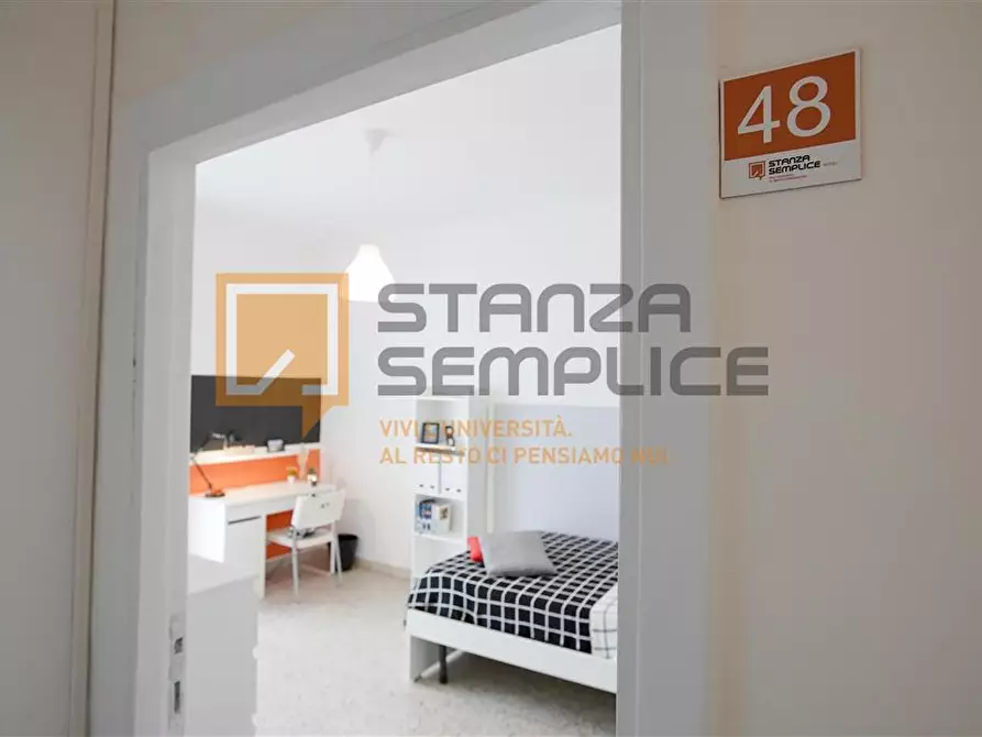 Immagine 1 di Stanza singola in affitto  in Via Colli Aminei 112  a Napoli