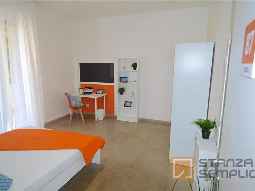 Immagine 1 di Stanza singola in affitto  in Via Emilia Est 36-50 a Modena