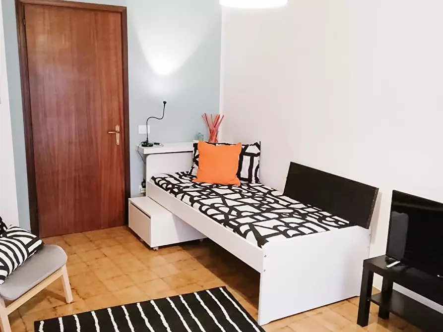 Immagine 5 di Stanza singola in affitto  in Piazza Isolo 13/A a Verona