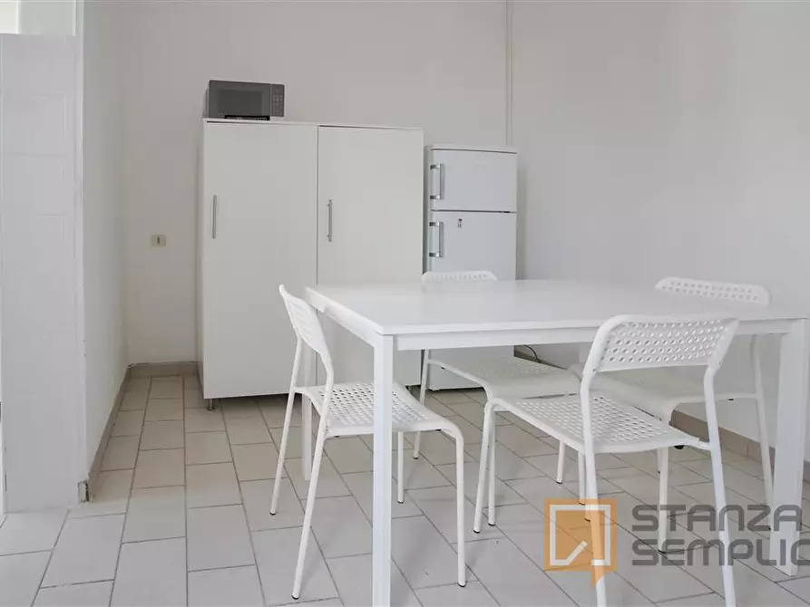 Immagine 17 di Stanza singola in affitto  in Via Colli Aminei 112  a Napoli