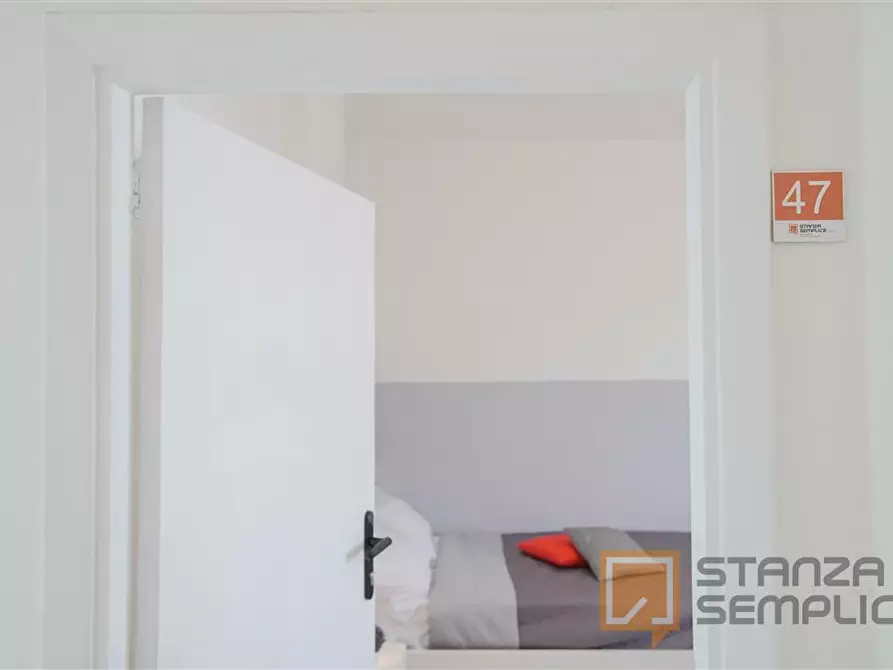 Immagine 1 di Stanza singola in affitto  in Via Colli Aminei 112  a Napoli