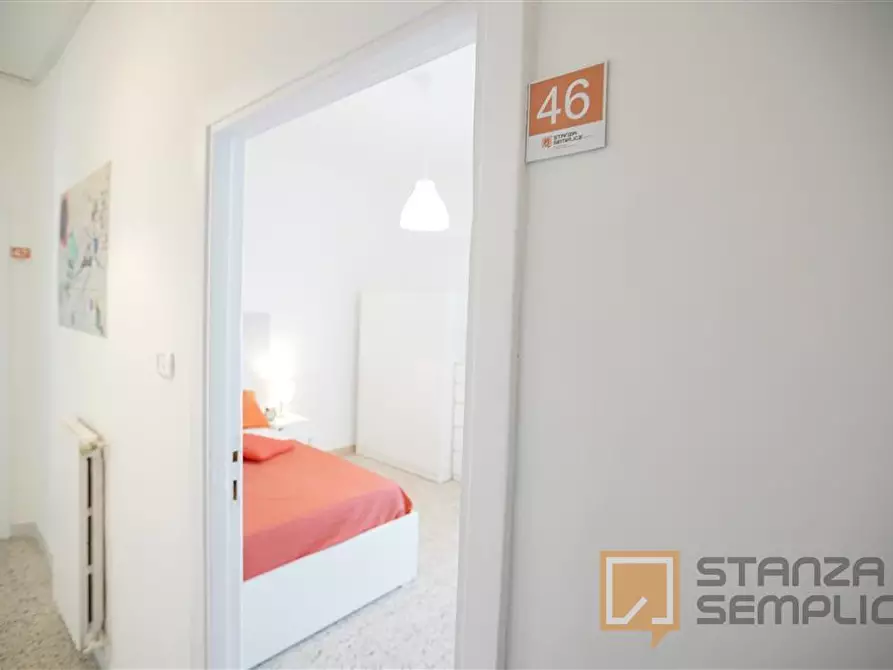 Immagine 1 di Stanza singola in affitto  in Via Colli Aminei 112  a Napoli