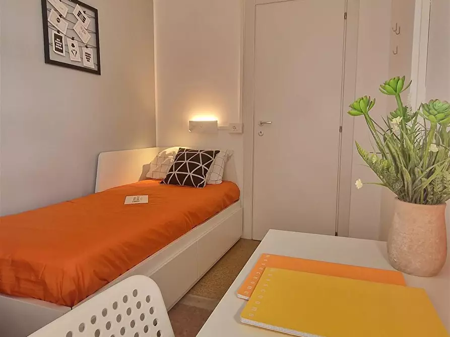 Immagine 1 di Stanza singola in affitto  in Via Lungotevere di Pietra Papa, 61  a Roma