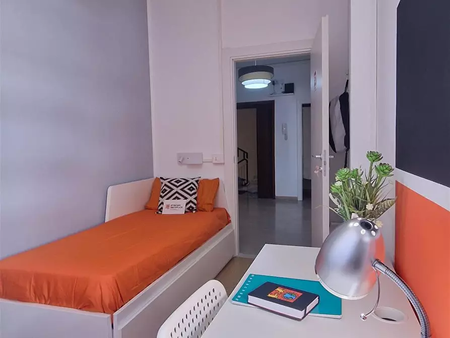 Immagine 2 di Stanza singola in affitto  in Lungotevere di Pietra Papa, 61  a Roma