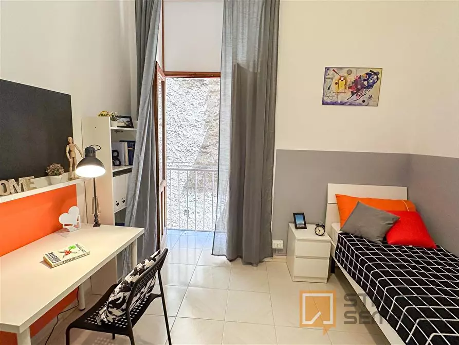 Immagine 2 di Stanza singola in affitto  in Vico Sedil Capuano 10  a Napoli