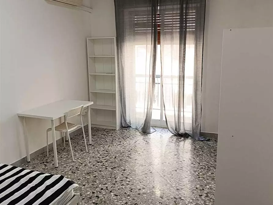 Immagine 2 di Stanza singola in affitto  in Piazza Garibaldi 6 a Bari