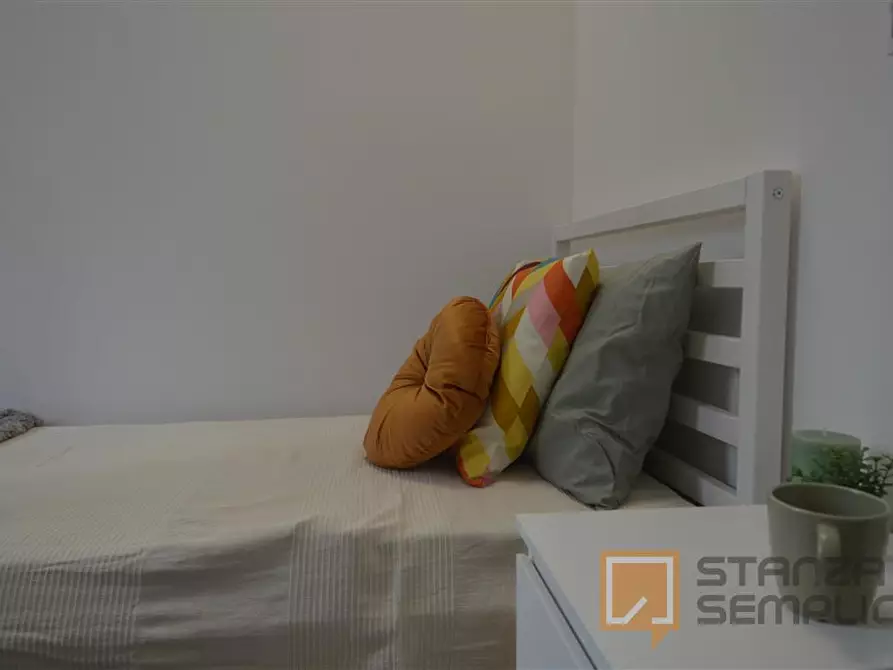 Immagine 2 di Stanza singola in affitto  in Vicolo Franco Villa 1 a Reggio Nell'emilia