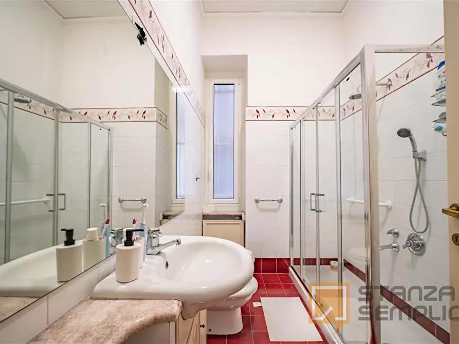 Immagine 10 di Stanza singola in affitto  in Corso MAGENTA 1 /5 a Genova