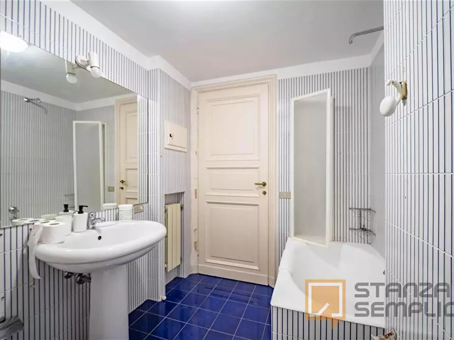 Immagine 13 di Stanza singola in affitto  in Corso MAGENTA 1 /5 a Genova