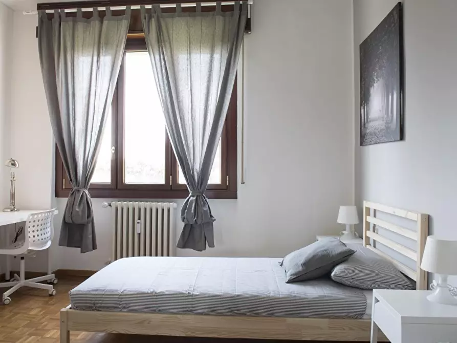 Immagine 1 di Stanza singola in affitto  in Via Valsesia a Milano