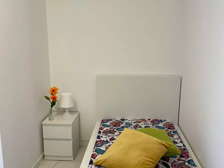 Immagine 1 di Stanza singola in affitto  in Via Giambellino a Milano