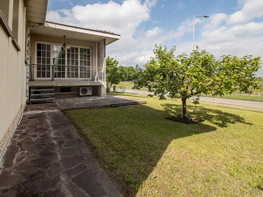 Immagine 4 di Villa in vendita  a Novi Di Modena