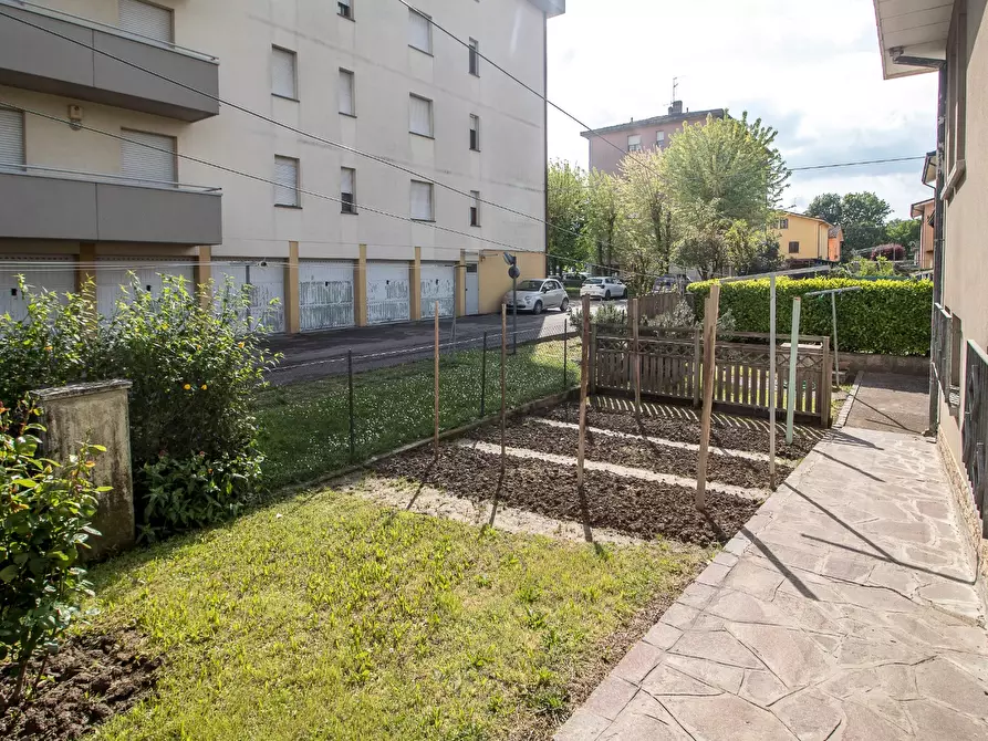 Immagine 5 di Villa in vendita  a Novi Di Modena