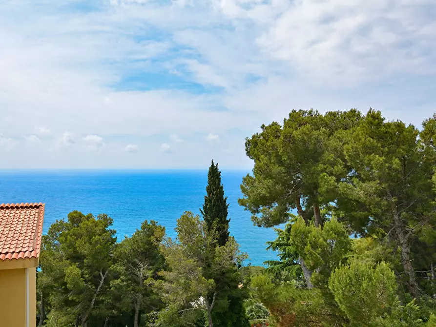 Immagine 1 di Villa in vendita  in Via giovanni pascoli , 1 a Andora