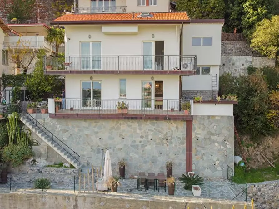 Immagine 1 di Villa in vendita  a Alassio